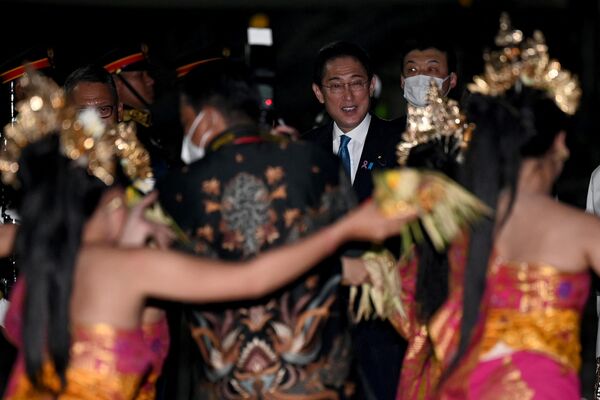 Japan Prime Minister Fumio Kishida (C) arrives at Ngurah Rai International airport at Tuban, Badung regency on the Indonesian resort island of Bali, on November 13, 2022. - Sputnik International