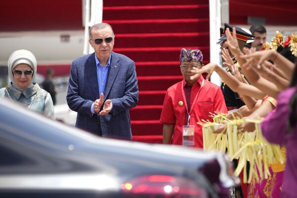 Президент Турции Реджеп Тайип Эрдоган и его жена Эмине, прибывшие в международный аэропорт Нгурах-Рай для участия в саммите G20 на Бали - Sputnik International
