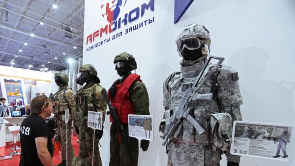 A visitor examines personal protective equipment at the exhibition held during the 4th international military and technical forum Army 2018 held at the Patriot Congress and Exhibition Center in Kubinka. - Sputnik International