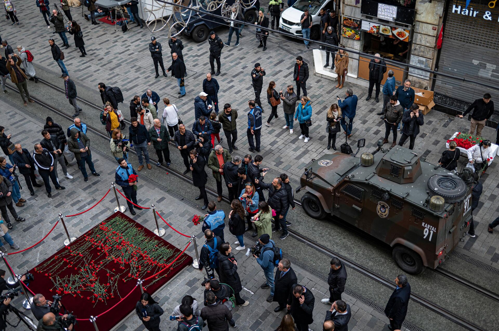 Mourners grieve the victims of November 13 explosion at the busy shopping street of Istiklal in Istanbul on November 14, 2022. - Sputnik International, 1920, 14.11.2022
