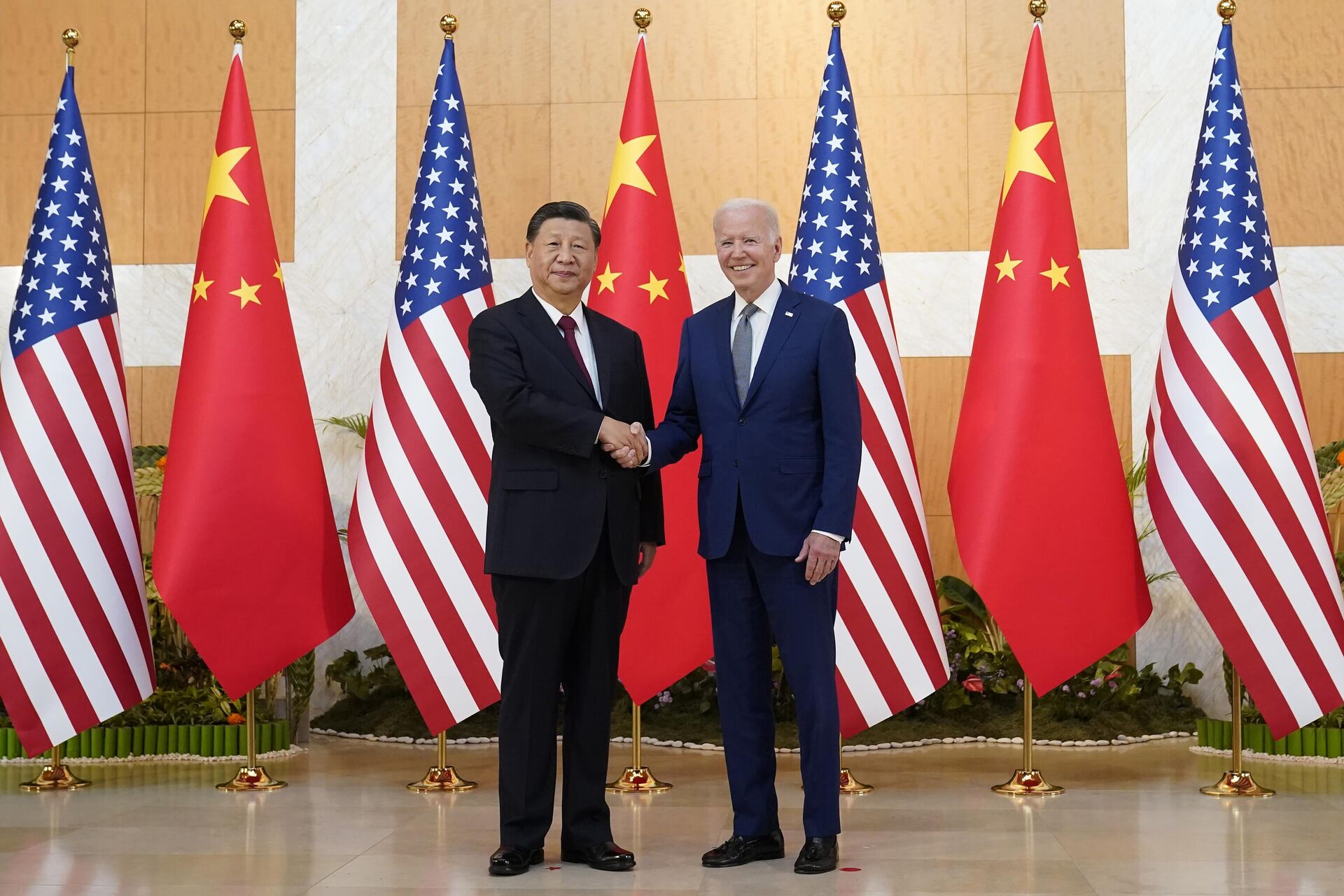 U.S. President Joe Biden shakes hands with Chinese President Xi Jinping - Sputnik International, 1920, 14.11.2022