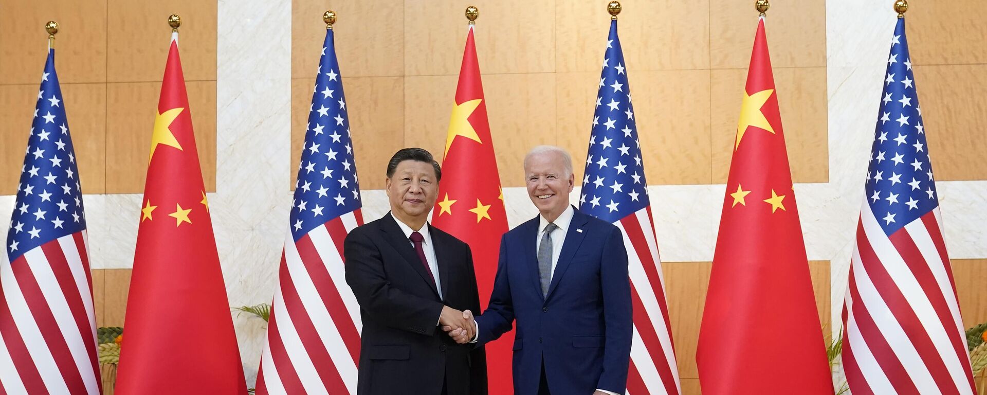U.S. President Joe Biden shakes hands with Chinese President Xi Jinping - Sputnik International, 1920, 13.11.2023