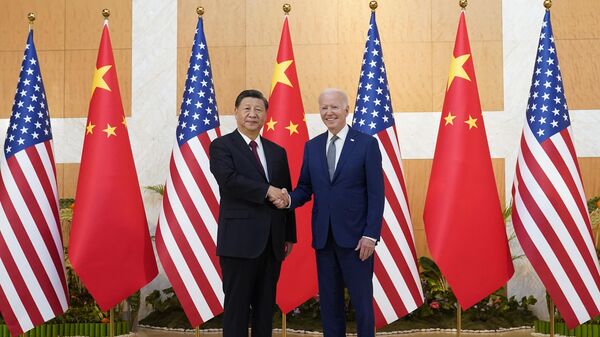 U.S. President Joe Biden shakes hands with Chinese President Xi Jinping - Sputnik International