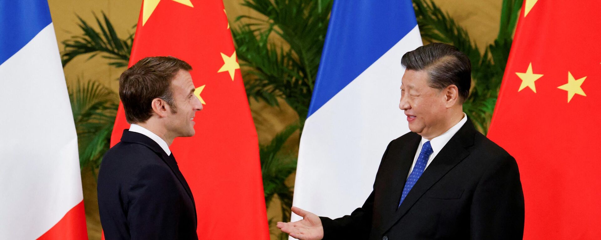 French President Emmanuel Macron (L) meets with Chinese President Xi Jinping on the sidelines of the G20 Summit in Nusa Dua on the Indonesian resort island of Bali on November 15, 2022. - Sputnik International, 1920, 15.11.2022