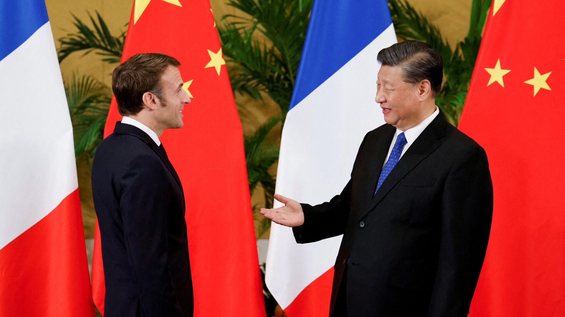 French President Emmanuel Macron (L) meets with Chinese President Xi Jinping on the sidelines of the G20 Summit in Nusa Dua on the Indonesian resort island of Bali on November 15, 2022. - Sputnik International, 1920, 15.11.2022