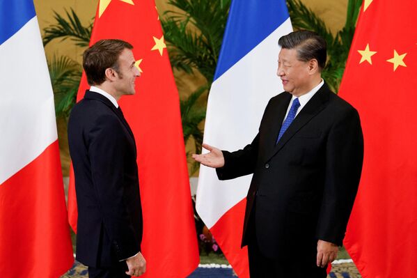 French President Emmanuel Macron (L) meets with Chinese President Xi Jinping on the sidelines of the G20 Summit in Nusa Dua on the Indonesian resort island of Bali on November 15, 2022.  - Sputnik International