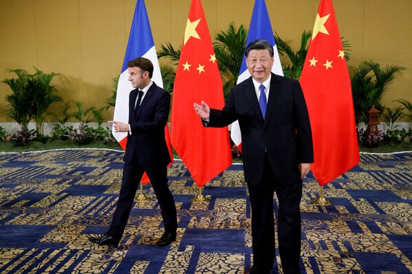 Президент Франции Эммануэль Макрон и председатель КНР Си Цзиньпин на саммите G20 в Индонезии  - Sputnik International