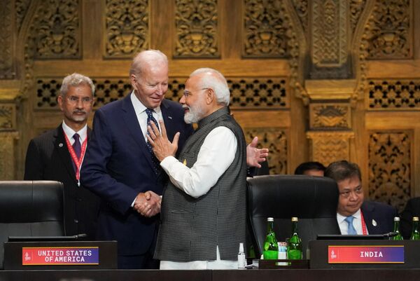 Президент США Джо Байден и премьер-министр Индии Нарендра Моди на саммите G20 в Индонезии  - Sputnik International