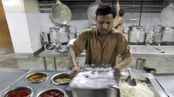 Workers at a government hospital prepare a meal for patients in Jammu, India, Wednesday, May 7, 2008. - Sputnik International