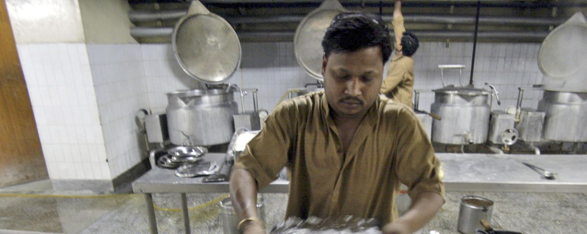 Workers at a government hospital prepare a meal for patients in Jammu, India, Wednesday, May 7, 2008. - Sputnik International, 1920, 15.11.2022