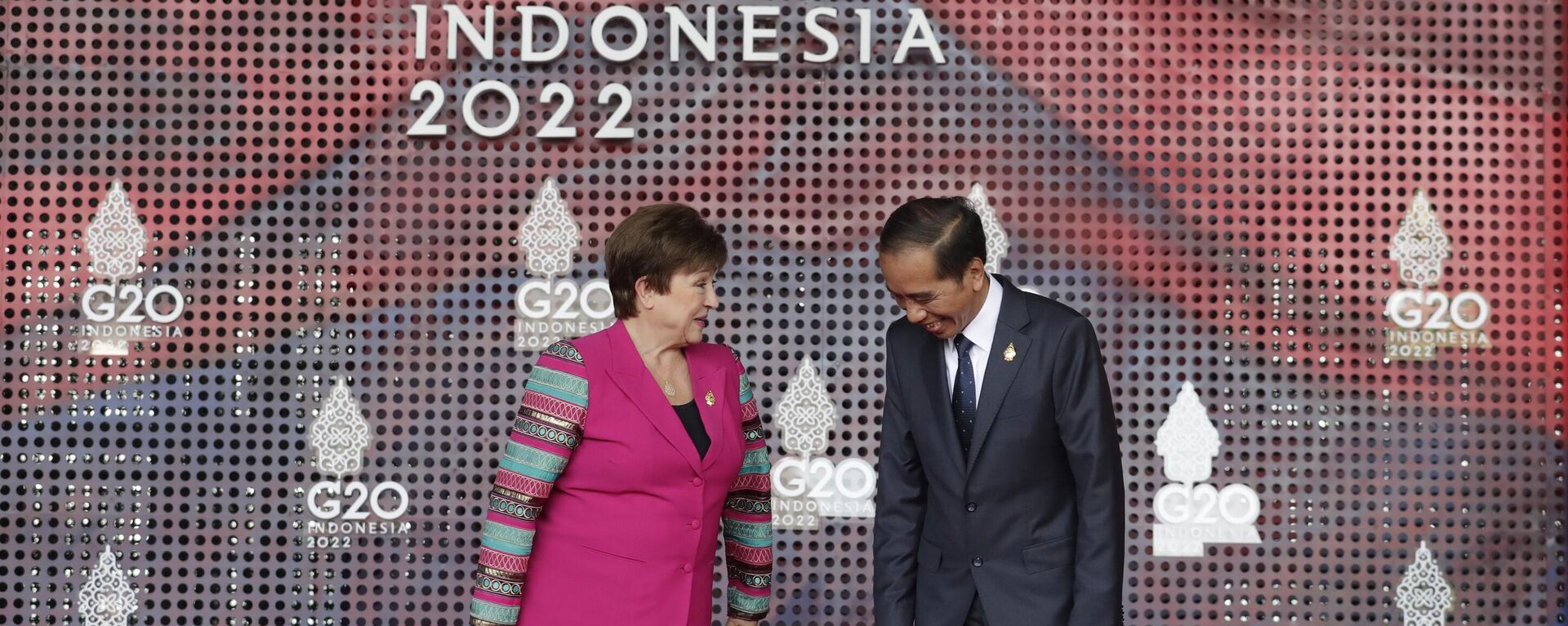 Indonesia President Joko Widodo, left, greets International Monetary Fund (IMF) Managing Director Kristalina Georgieva during the G20 Summit in Nusa Dua, Bali, Indonesia, Tuesday Nov. 15, 2022. - Sputnik International, 1920, 15.11.2022