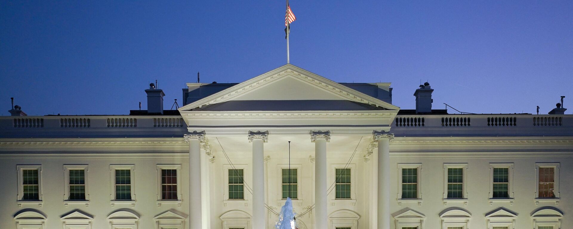 The White House is seen at dusk during the US midterm election, in Washington, DC, on November 8, 2022 - Sputnik International, 1920, 15.11.2022
