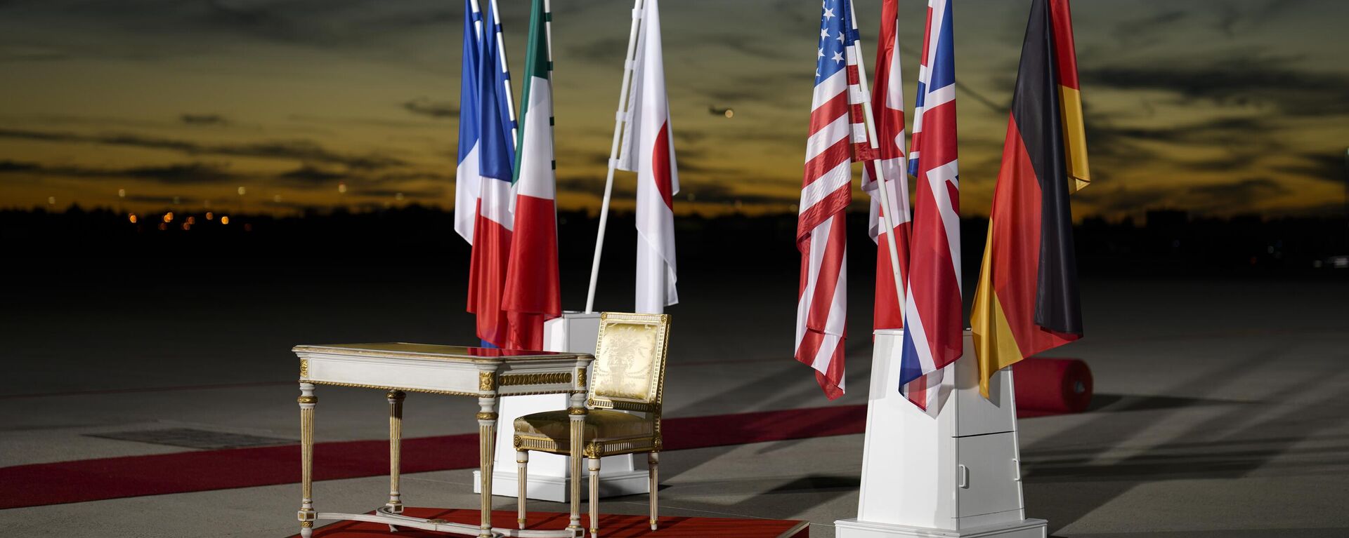 A table for a guest book and the flags of the G7 leaders, on the tarmac for the arrival of US President Joe Biden for the G7 summit at Franz-Joseph-Strauss Airport in Munich, Germany, Saturday, June 25, 2022. - Sputnik International, 1920, 15.11.2022