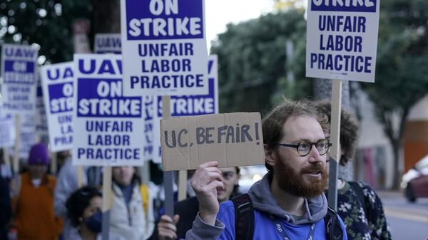 People take part in a protest outside of University of California San Francisco medical offices in San Francisco, Monday, Nov. 14, 2022. Nearly 48,000 unionized academic workers at all 10 University of California campuses have walked off the job Monday. - Sputnik International