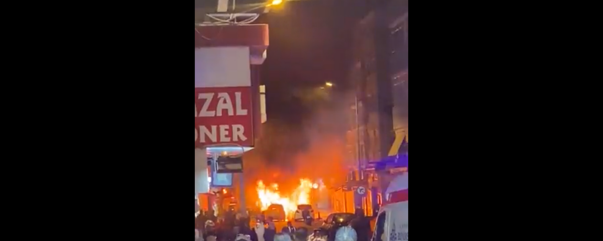 Massive fire erupts in Istanbul, Turkey, consuming several cars on November 15, 2021. - Sputnik International, 1920, 15.11.2022