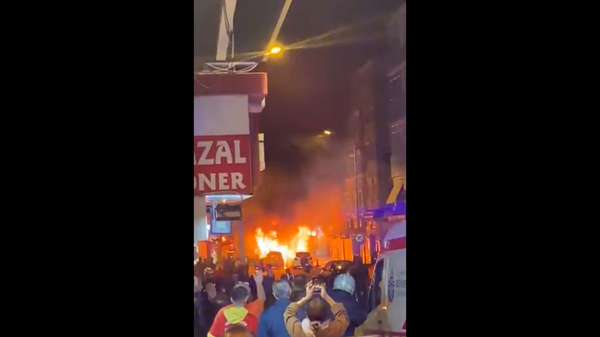 Massive fire erupts in Istanbul, Turkey, consuming several cars on November 15, 2021. - Sputnik International
