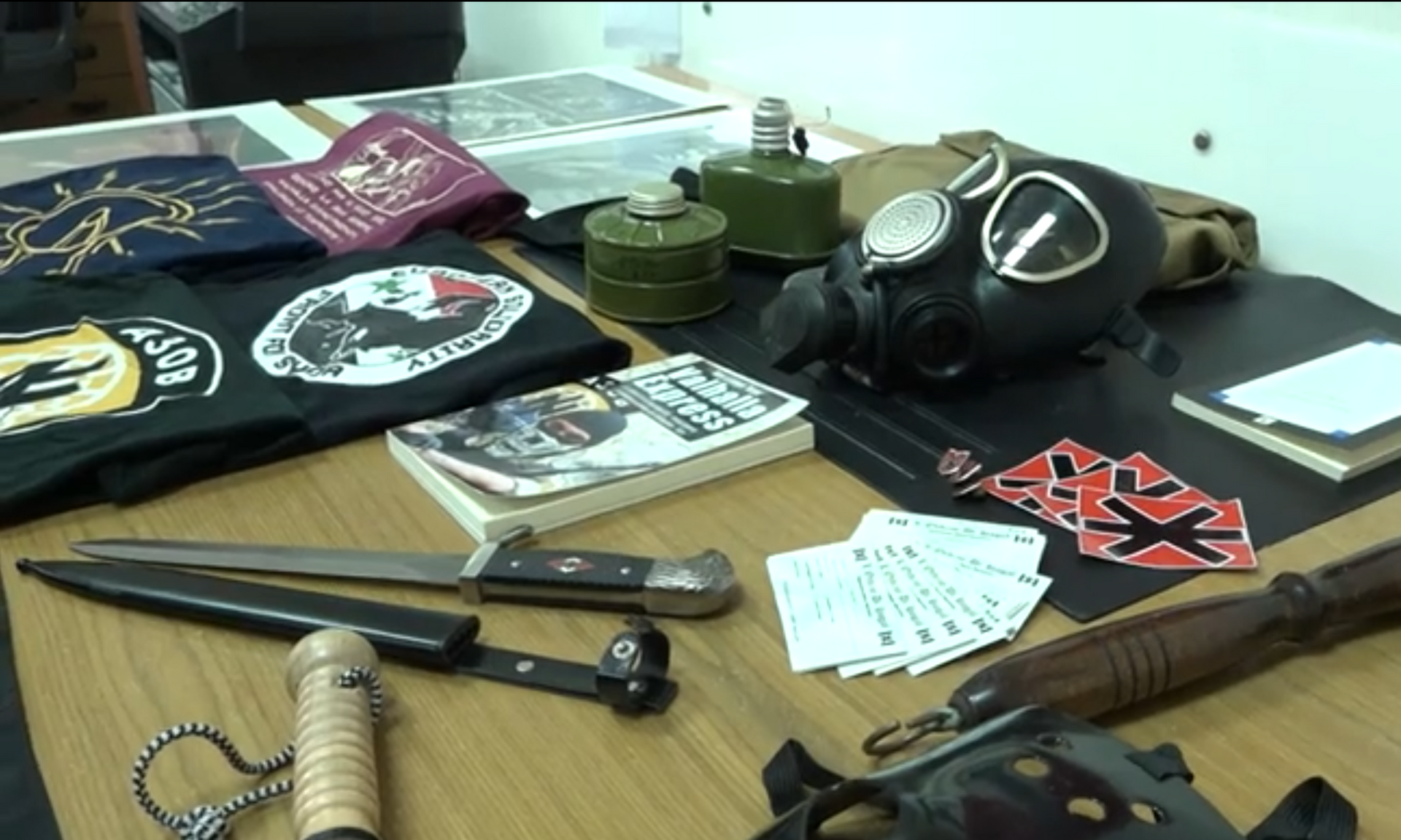 Image captures Nazi paraphernalia seized in around 30 raids on members of the “Order of Hagal” throughout Italy. - Sputnik International, 1920, 15.11.2022