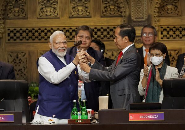 Премьер-министр Индии Нарендра Моди и президент Индонезии Джоко Видодо принимают участие в церемонии передачи на саммите лидеров G20 в Нуса-Дуа, Бали, Индонезия - Sputnik International