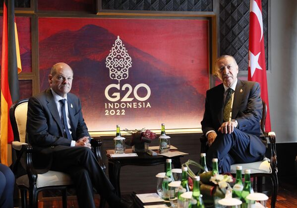 Канцлер Германии Олаф Шольц и президент Турции Реджеп Тайип Эрдоган во время двусторонней встречи на полях саммита лидеров G20 в Нуса-Дуа, Бали, Индонезия - Sputnik International