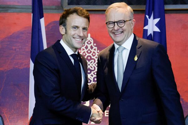France&#x27;s President Emmanuel Macron (L) meets Australia&#x27;s Prime Minister Anthony Albanese on the sidelines of the G20 Summit in Nusa Dua on the Indonesian resort island of Bali on November 16, 2022.  - Sputnik International