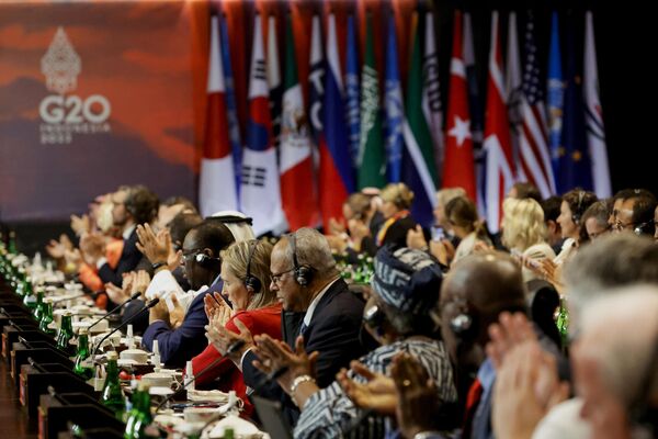 Delegates applaud during the handover ceremony at the G20 Leaders&#x27; Summit, in Nusa Dua, Bali, Indonesia, Wednesday Nov. 16, 2022. - Sputnik International