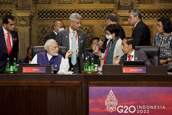 Премьер-министр Индии Нарендра Моди и президент Индонезии Джоко Видодо на саммите лидеров G20 в Нуса Дуа, Бали - Sputnik International