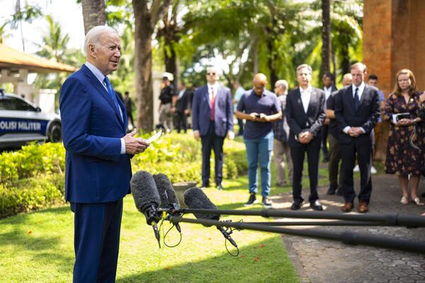 Президент США Джо Байден разговаривает с журналистами после встречи лидеров G7 И НАТО на Бали - Sputnik International