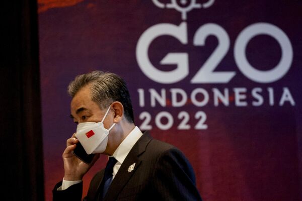 Министр иностранных дел Китая Ван И разговаривает по телефону на саммите G20 в Нуса Дуа, Бали - Sputnik International