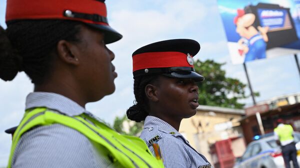 Two Jamaica Constabulary Force (JCF) police officers stand guard in the Half Way Tree neighborhood in Kingston, Jamaica on May 18, 2019 - Sputnik International