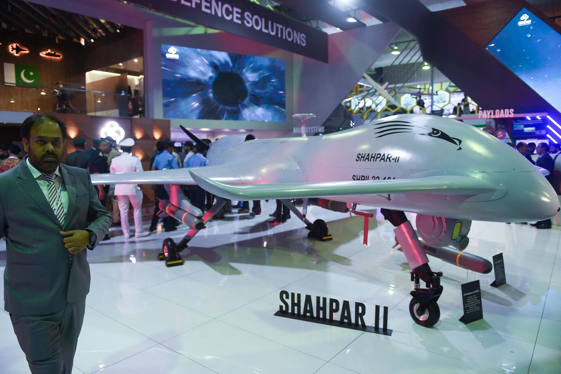 Military officials walk past a Pakistan’s unmanned combat aerial vehicle Shahpar-II during International Defence Exhibition and Seminar (IDEAS) 2022 at the Expo Centre in Karachi on November 16, 2022. - Sputnik International, 1920, 16.11.2022
