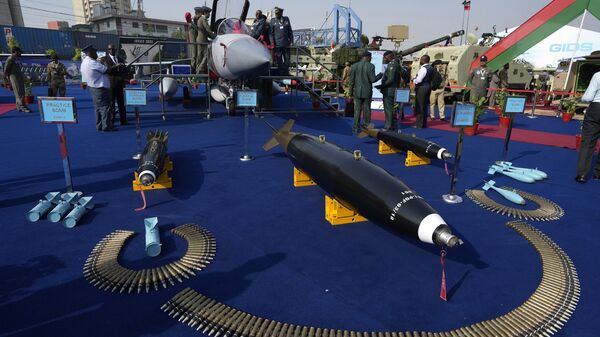 People look at a Pakistani indigenous JF Thunder-17 fighter jet displayed at a defense exhibition in Karachi, Pakistan, Wednesday, Nov. 16, 2022. - Sputnik International