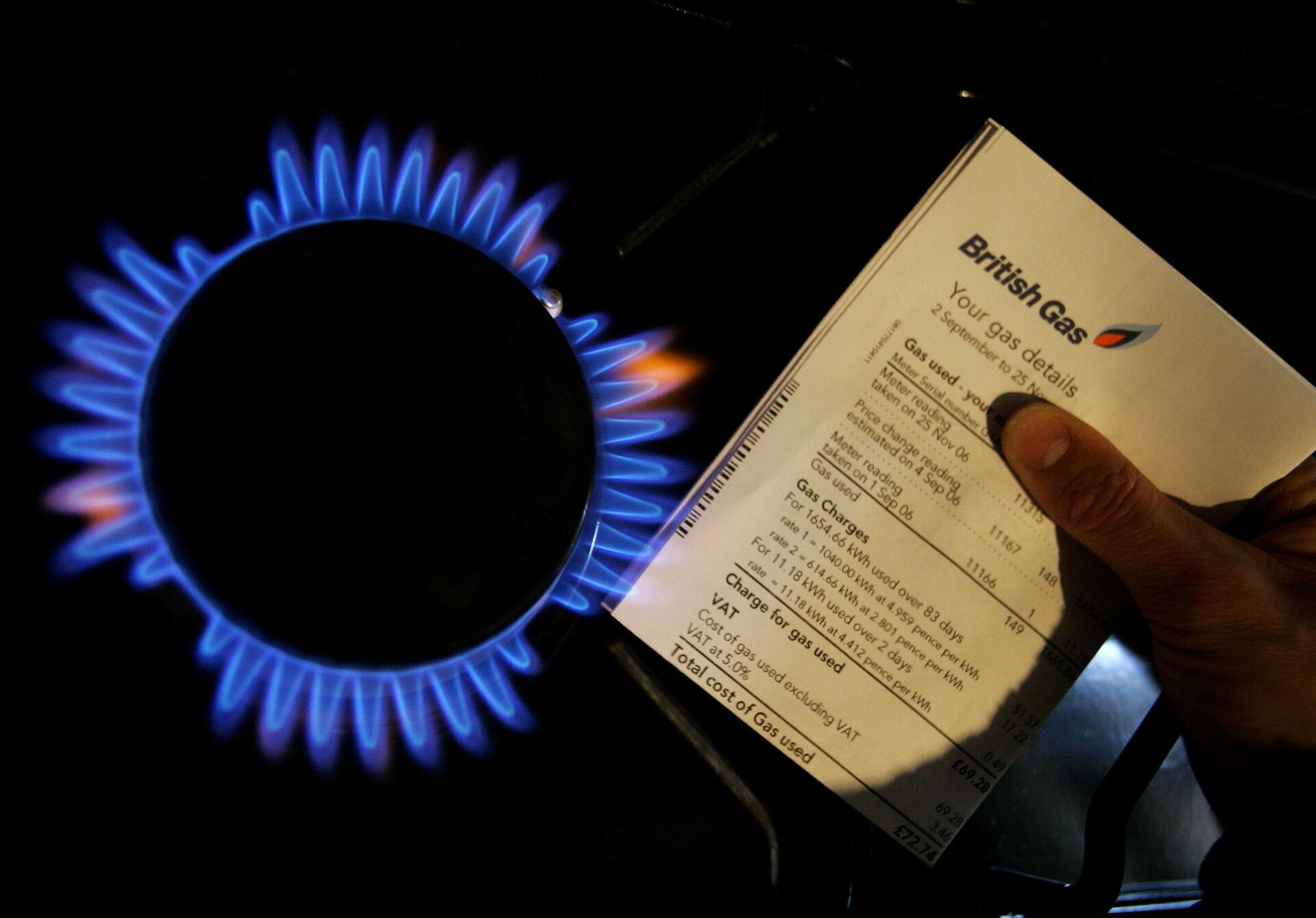 A British Gas bill is displayed by a gas ring on a cooker in this photo illustration in London. - Sputnik International, 1920, 13.01.2023