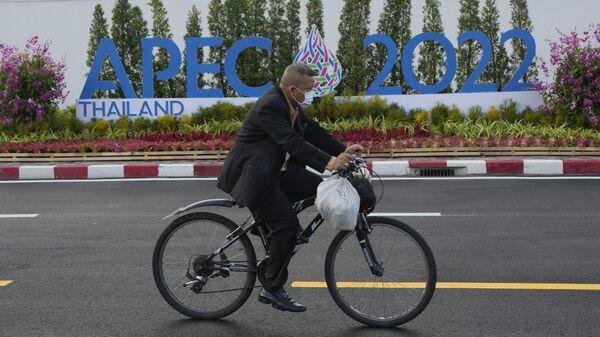A man cycles past a sign of Asia-Pacific Economic Cooperation (APEC) in Bangkok, Thailand, Tuesday, Nov. 15, 2022.  - Sputnik International