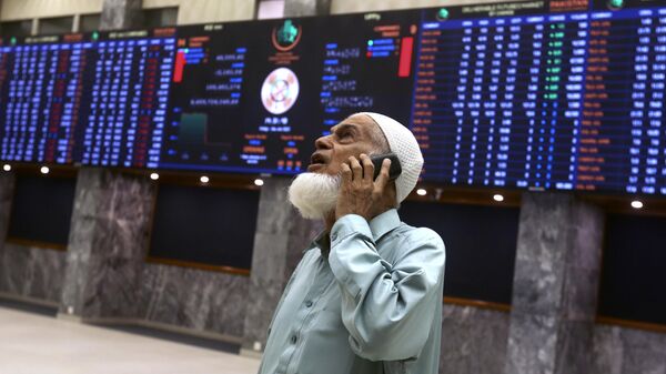 An investor monitors Index on the big screen at at the Pakistan Stock Exchange (PSE), in Karachi, Pakistan, Friday, June 24, 2022. - Sputnik International