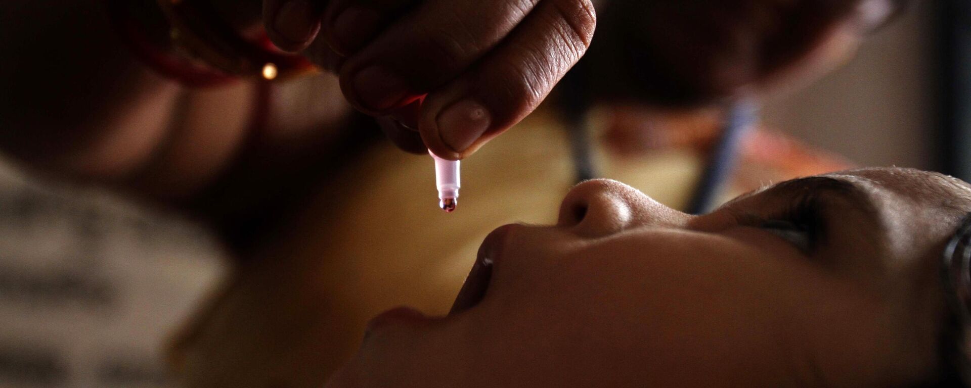 A health worker administers a polio drop to an infant as part of Mission Indradhanush on World Health Day in Bhubaneswar, India, Tuesday, April 7, 2015. - Sputnik International, 1920, 17.11.2022
