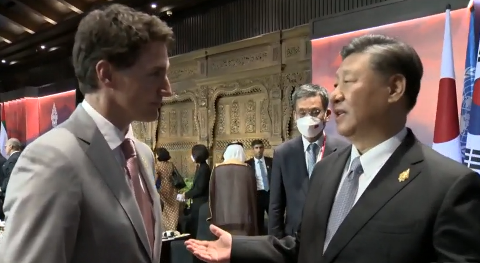 Canadian Prime Minister Justin Trudeau (left) and Chinese President Xi Jinping exchange pleasantries at the G20 Summit in Indonesia. November 16, 2022. Screengrab. - Sputnik International, 1920, 29.11.2022