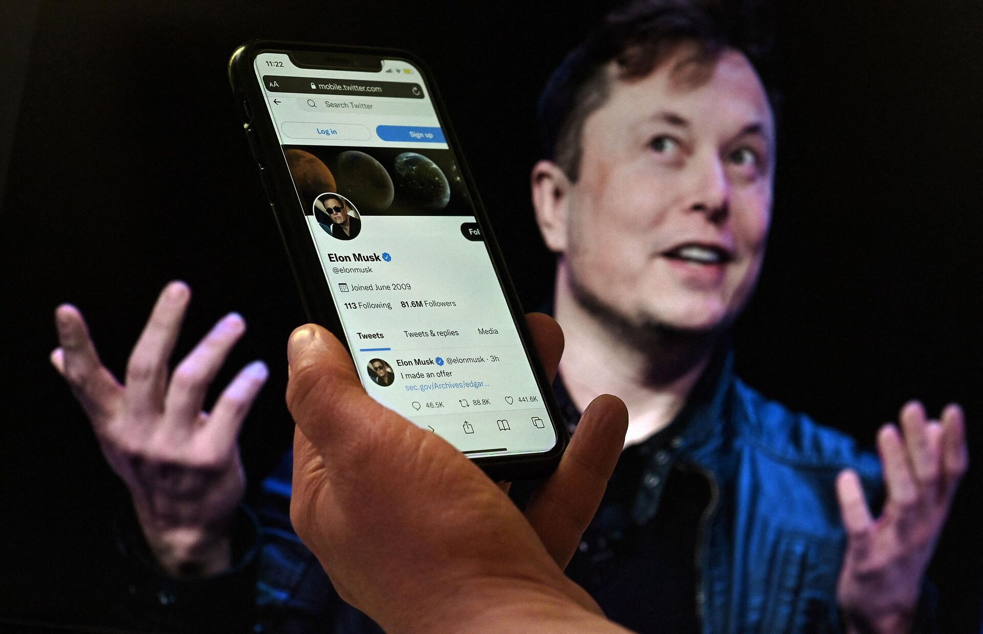 (FILES) In this file photo illustration taken on April 14, 2022 a phone screen displays the Twitter account of Elon Musk with a photo of him shown in the background, in Washington, DC.  - Sputnik International, 1920, 01.12.2022