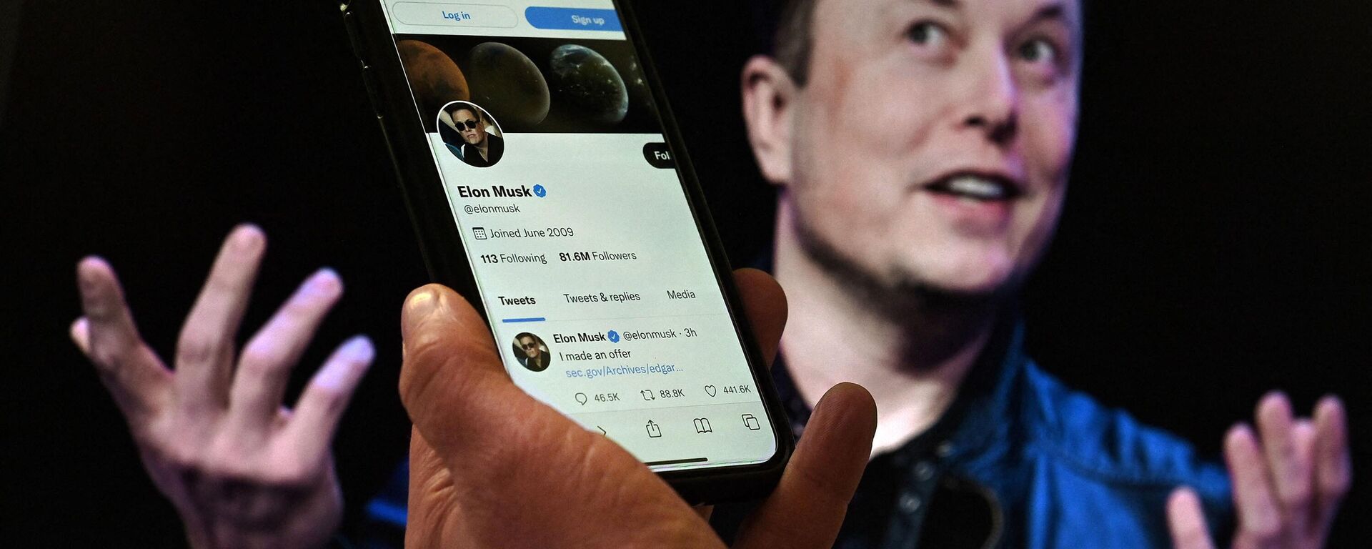 (FILES) In this file photo illustration taken on April 14, 2022 a phone screen displays the Twitter account of Elon Musk with a photo of him shown in the background, in Washington, DC.  - Sputnik International, 1920, 10.12.2022