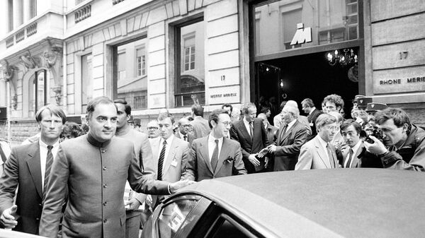Indian Prime Minister Rajiv Ratna Gandhi (L), the eldest son of Indira and Feroze Gandhi, leaves the French Laboratoire Merieux, 09 June 1985 in Lyon. - Sputnik International