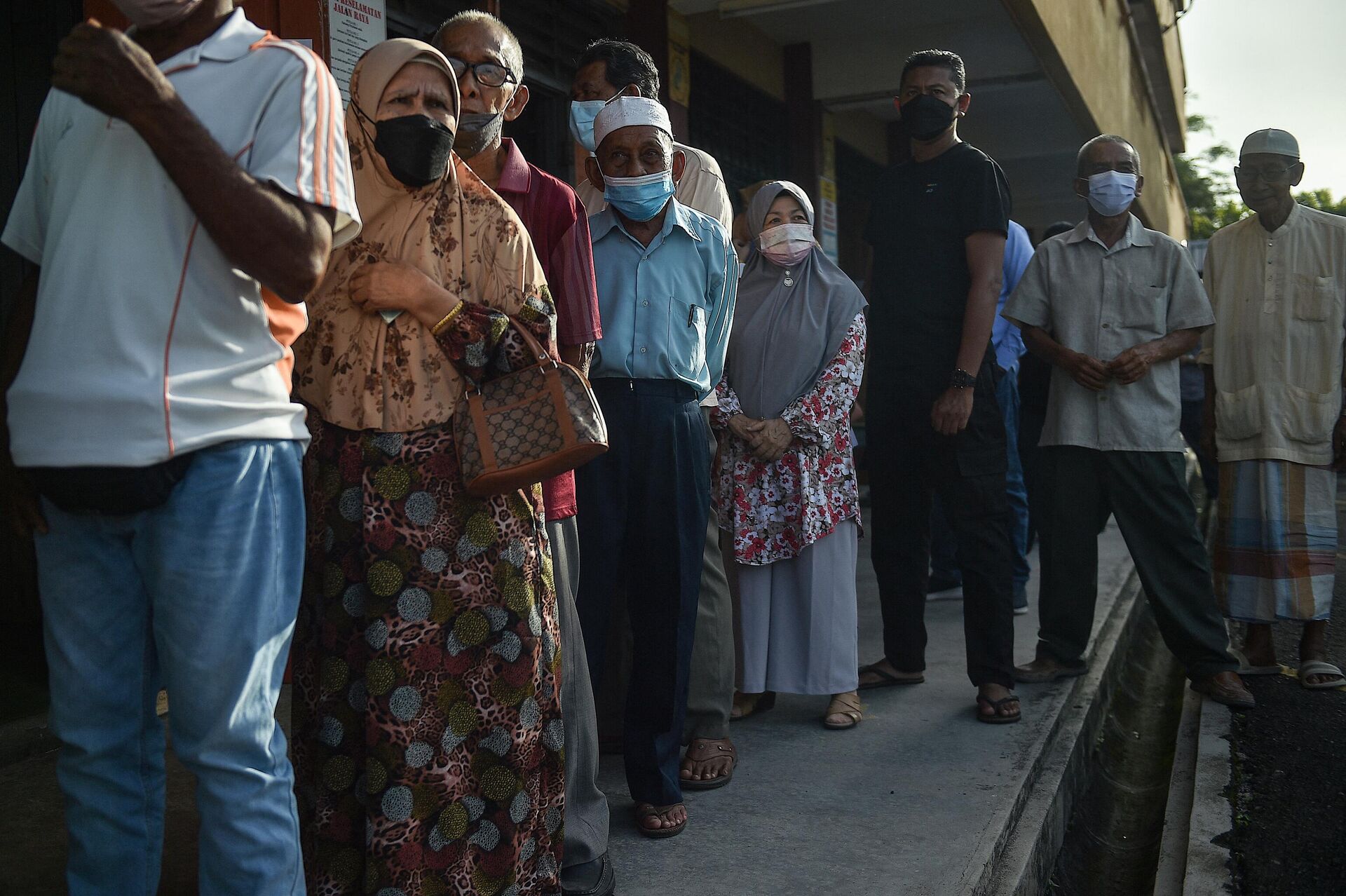 Voters line up at a polling station during the general election in Permatang Pauh, Malaysia's Penang state, on November 19, 2022. - Sputnik International, 1920, 19.11.2022