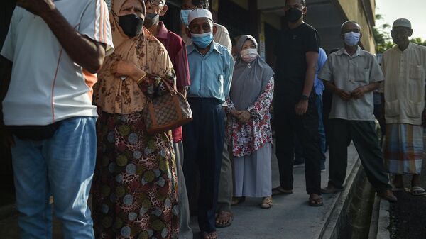 Voters line up at a polling station during the general election in Permatang Pauh, Malaysia's Penang state, on November 19, 2022. - Sputnik International