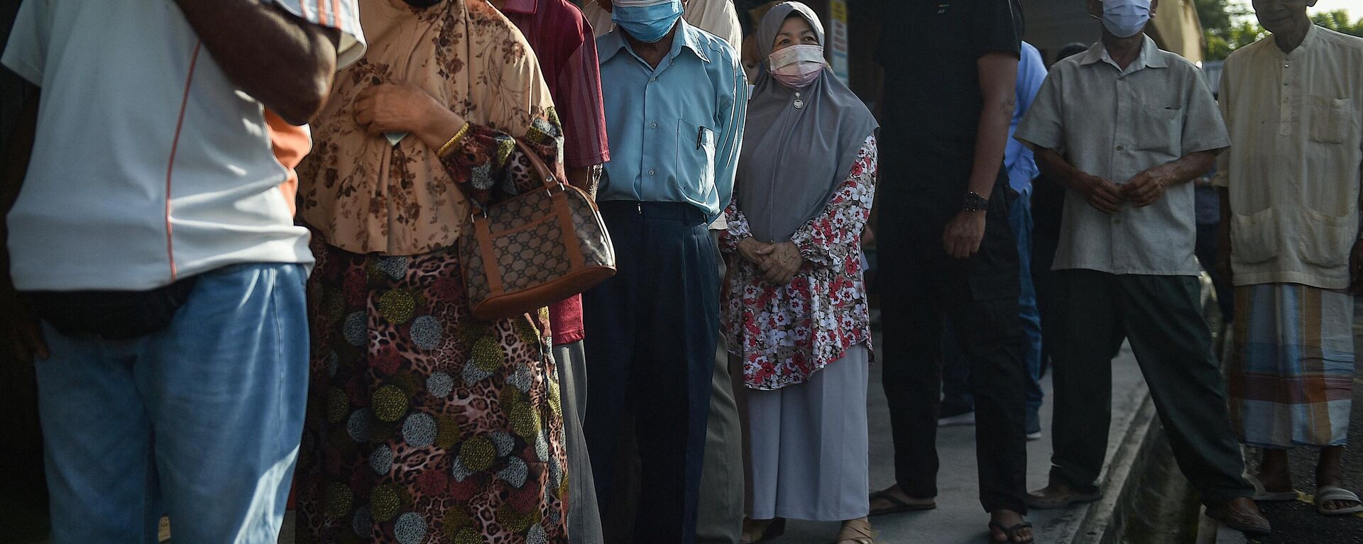 Voters line up at a polling station during the general election in Permatang Pauh, Malaysia's Penang state, on November 19, 2022. - Sputnik International, 1920, 23.11.2022