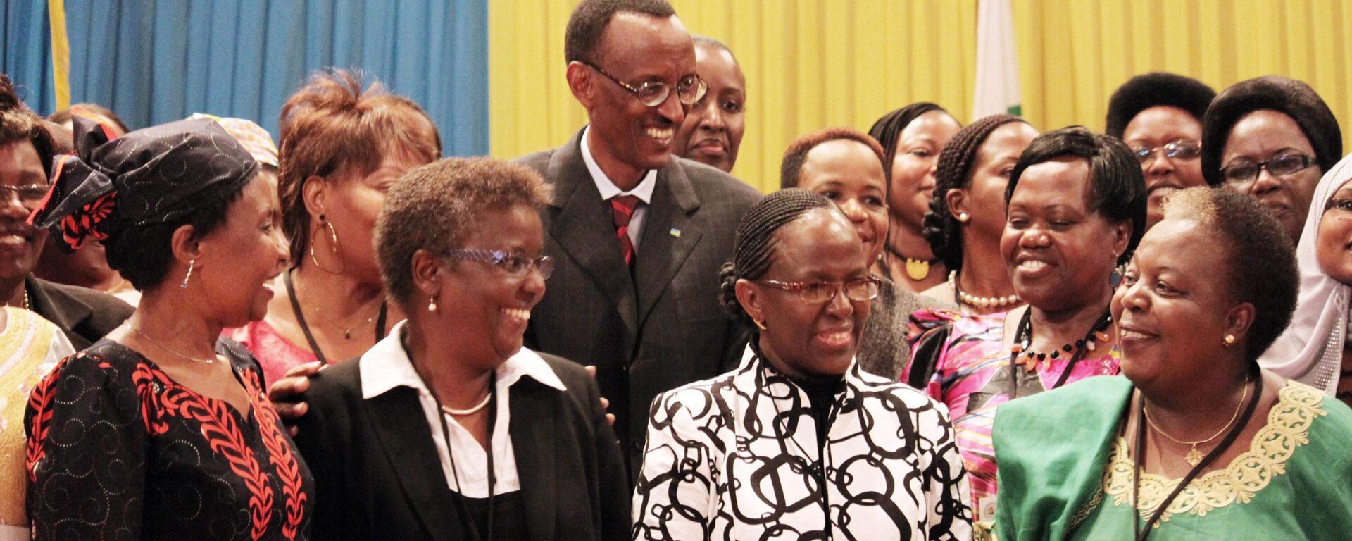 In this photo of Monday, May, 17 , 2010, Rwandan President Paul Kagame, centre, takes part in a group photo at a conference on the role of women at the nation's parliament, Rwandan officials say the country's parliament has a higher percentage of women than any other parliament in the world. - Sputnik International, 1920, 19.11.2022