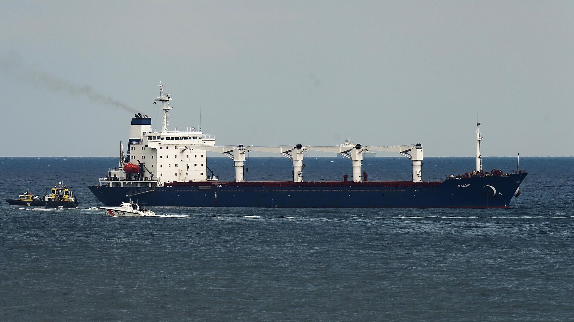 A boat with Russian, Ukrainian, Turkish and U.N. officials heads to the Sierra Leone-flagged cargo ship Razoni, to check if the grain shipment is in accordance with a crucial agreement signed last month by Moscow and Kiev, at an inspection area in the Black Sea off the coast of Istanbul, Turkiye, Wednesday, Aug. 3, 2022.  - Sputnik International, 1920, 05.04.2023