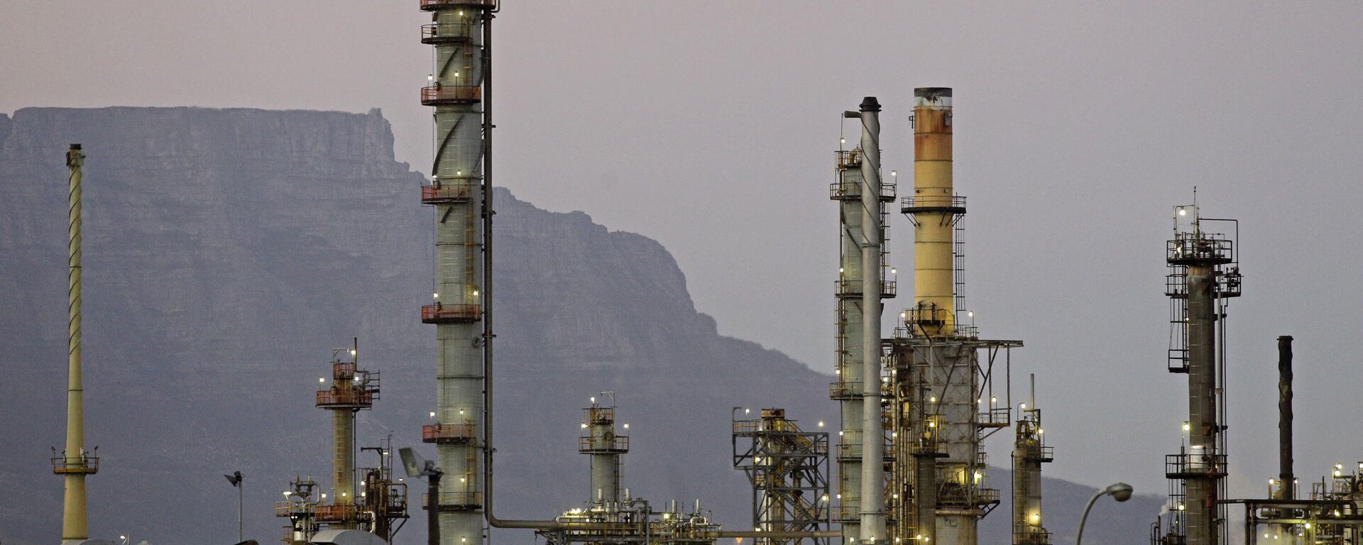 An oil refinery is seen with Table Mountain in the background, Cape Town, South Africa, Wednesday, Feb 8, 2012. - Sputnik International, 1920, 19.11.2022