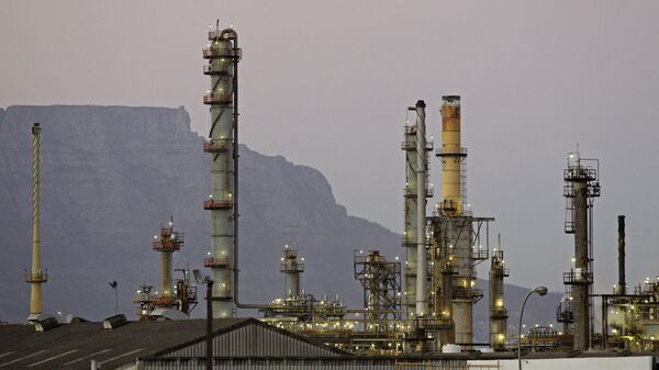 An oil refinery is seen with Table Mountain in the background, Cape Town, South Africa, Wednesday, Feb 8, 2012. - Sputnik International