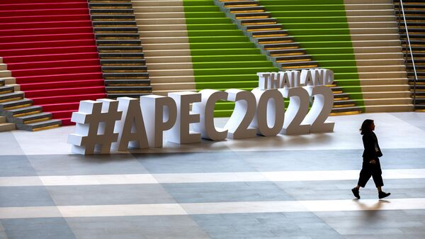 A participant runs past signage at the venue of the Asia-Pacific Economic Cooperation APEC summit venue - Sputnik International