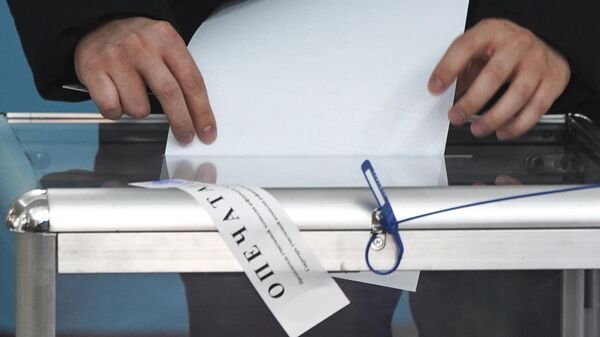 A voter casts his ballot at a polling station in Almaty, Kazakhstan - Sputnik International