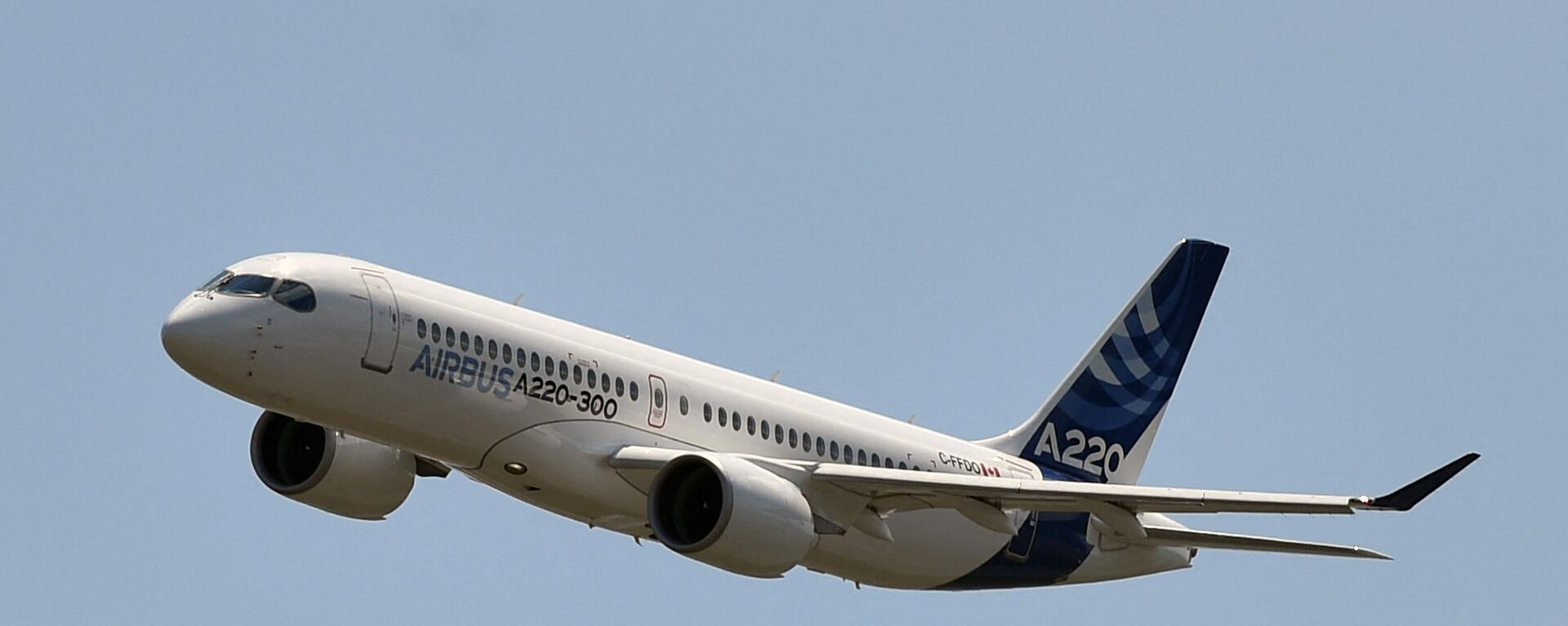 The new Airbus A220-300 flies for the first time on July 10, 2018 at the Airbus delivery center, in Colomiers southwestern France.  - Sputnik International, 1920, 20.11.2022