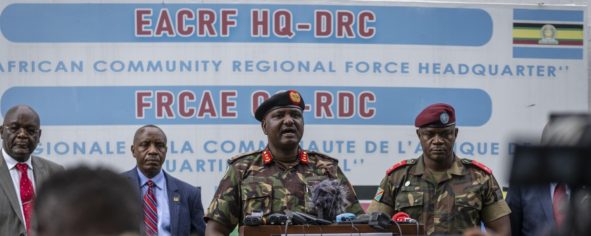 Kenya's Major-General Jeff Nyagah, force commander of the East African Community Regional Force (EACRF), center, speaks to the media accompanied by deputy force commander Congo's Jerome Chico Tshitambwe, right, outside the force headquarters in Goma, in eastern Congo Wednesday, Nov. 16, 2022. - Sputnik International, 1920, 20.11.2022